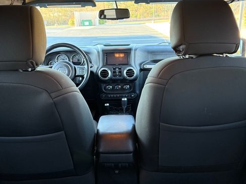 Used 2015 Jeep Wrangler Unlimited Sahara w/ Connectivity Group image 11