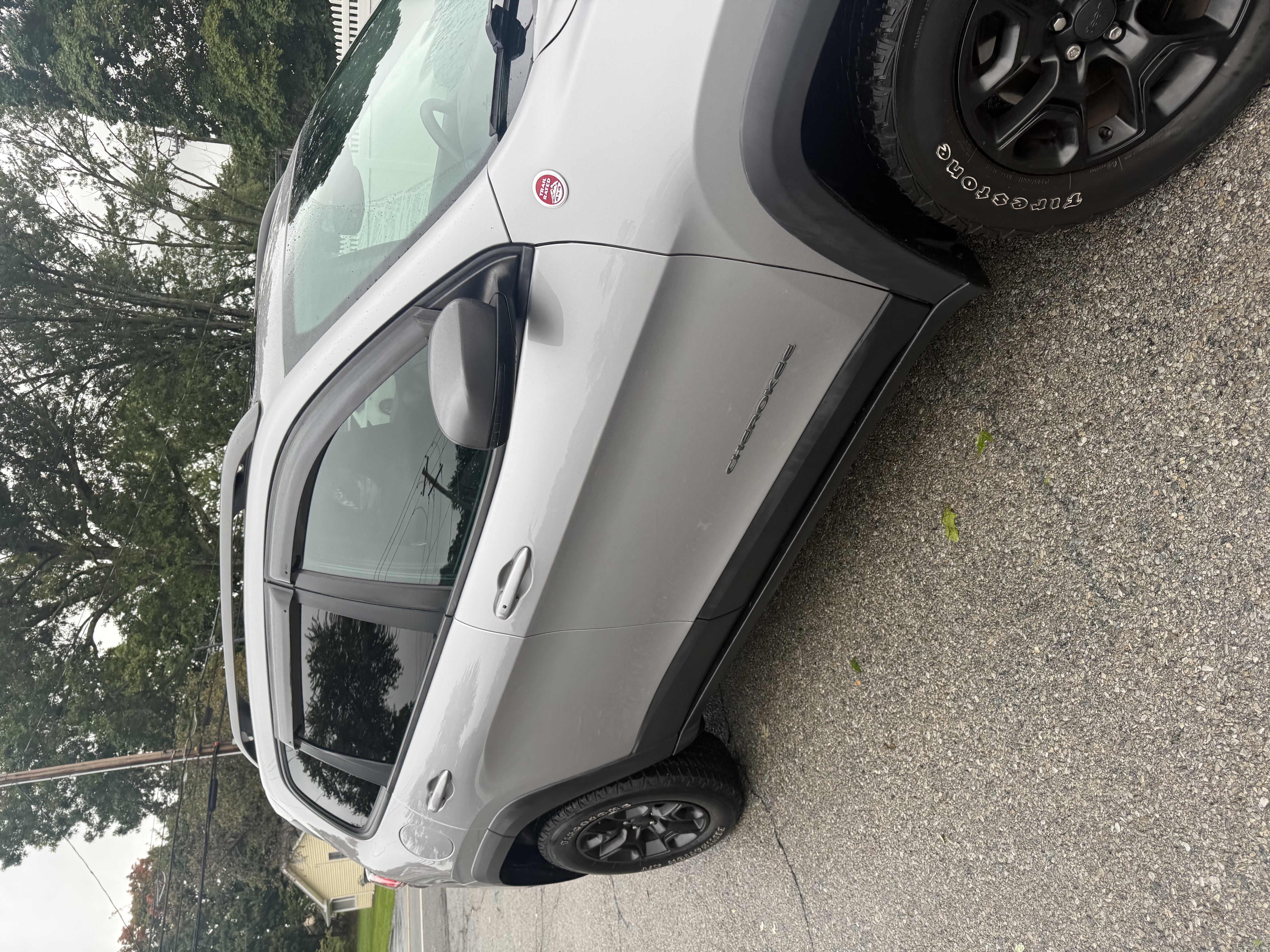 Used 2019 Jeep Cherokee Trailhawk AWD/4WD image 4