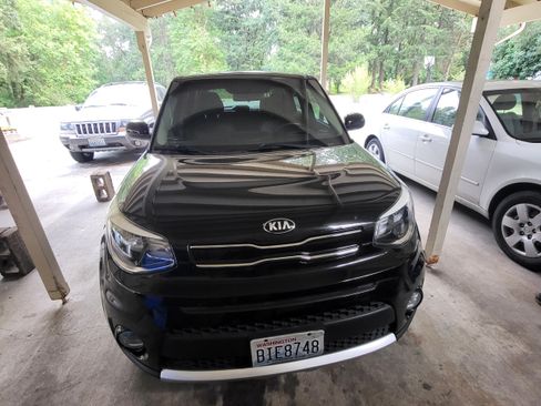 Used 2017 Kia Soul + image 1
