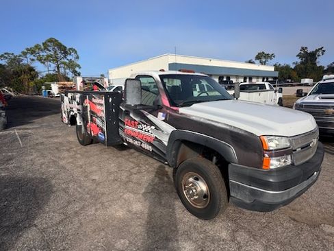 Used 2006 Chevrolet Silverado 3500 2WD Regular Cab w/ Heavy-Duty Power Package image 2