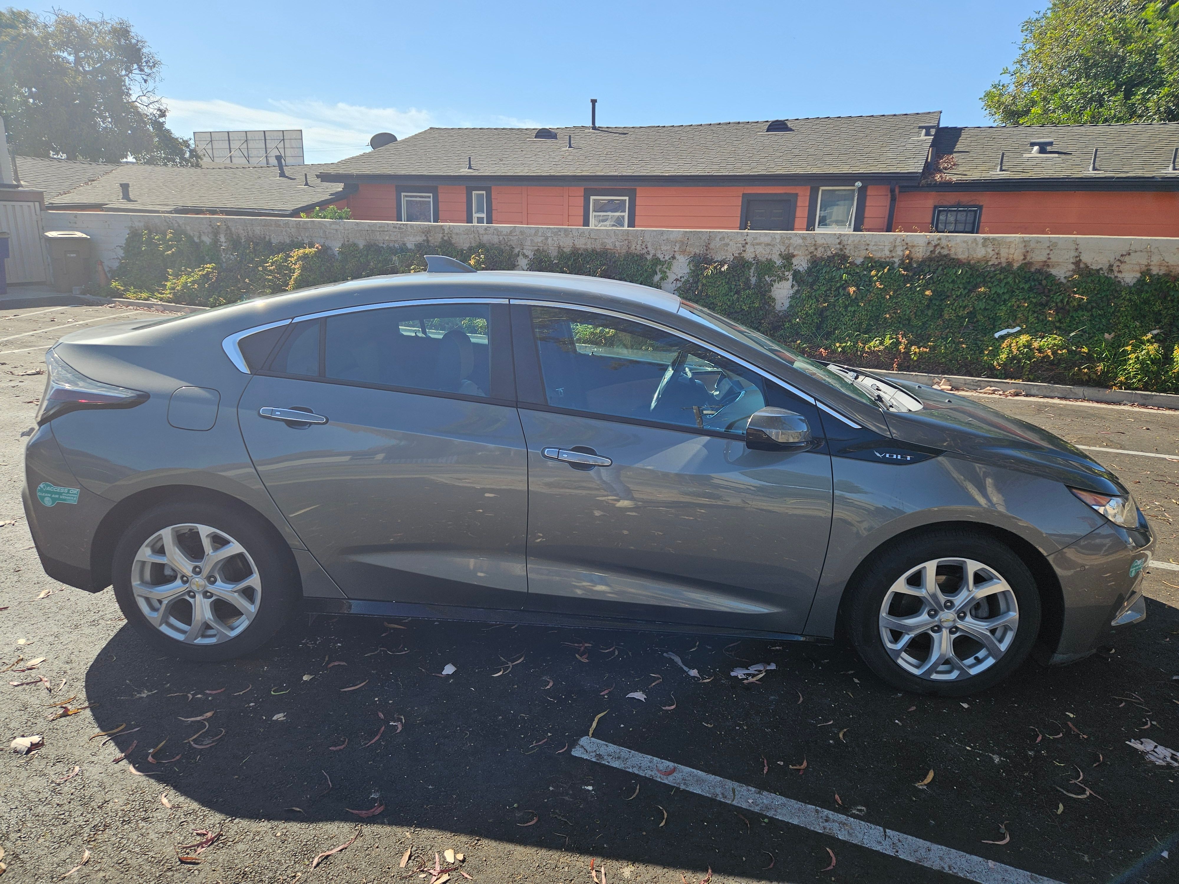 Used 2017 Chevrolet Volt Premier w/ Driver Confidence II Package FWD image 8