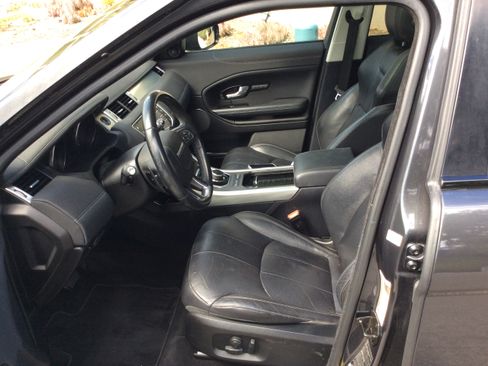 Used 2017 Land Rover Range Rover Evoque SE Premium image 4