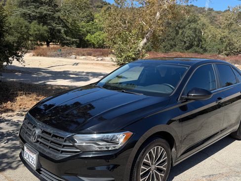 Used 2019 Volkswagen Jetta SE w/ Cold Weather Package FWD image 4