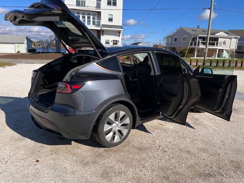 Used 2024 Tesla Model Y Long Range image 11