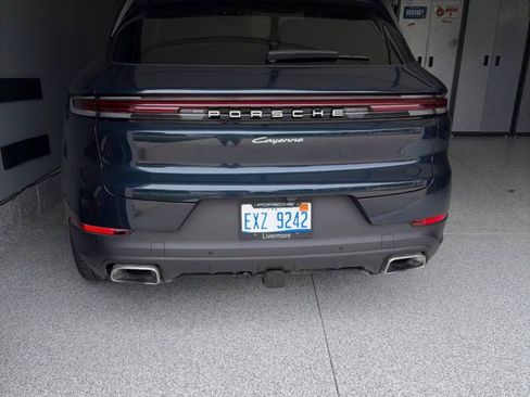 Used 2024 Porsche Cayenne AWD/4WD image 11