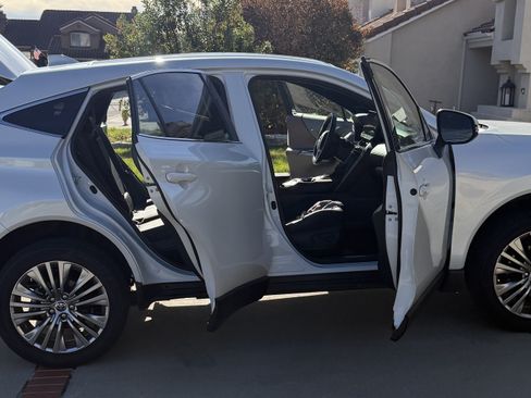 Used 2023 Toyota Venza Limited image 20