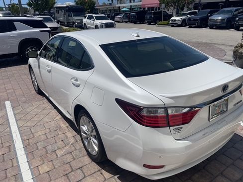 Used 2014 Lexus ES 300h w/ Luxury Package w/Bamboo Trim FWD image 5