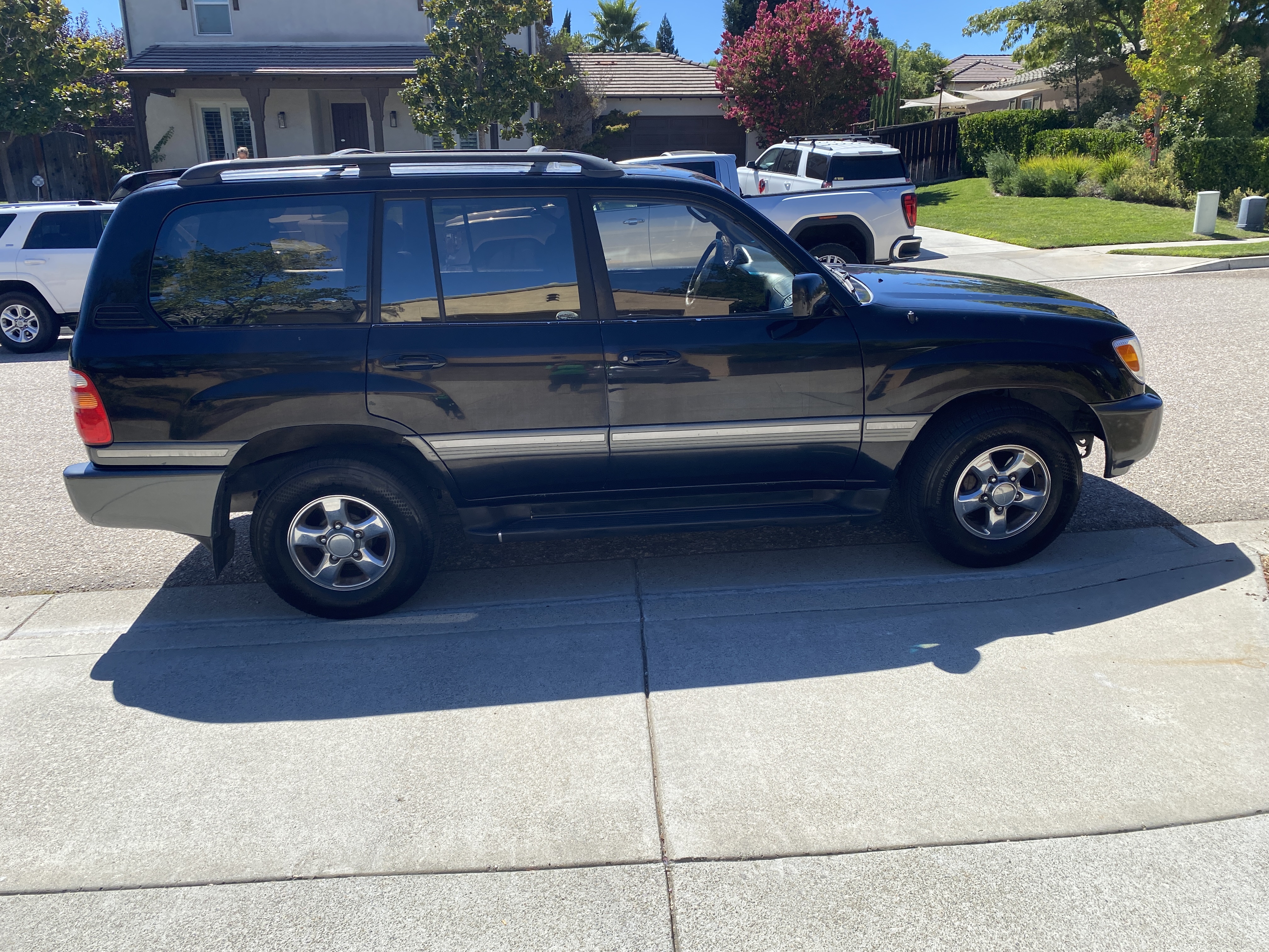 Used 1999 Toyota Land Cruiser w/ Leather Trim Pkg AWD/4WD image 2