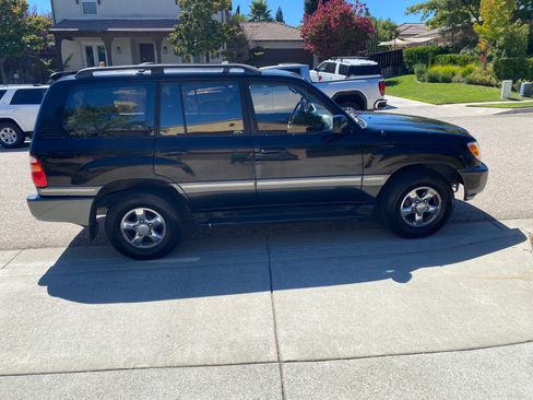 Used 1999 Toyota Land Cruiser w/ Leather Trim Pkg AWD/4WD image 2