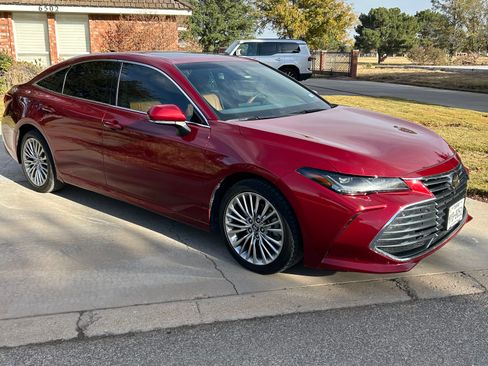 Used 2020 Toyota Avalon Limited image 2