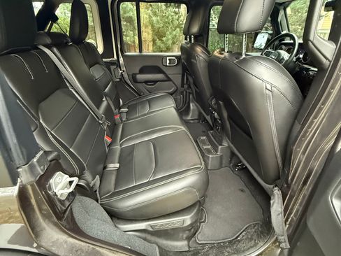 Used 2022 Jeep Wrangler Unlimited Sahara image 16