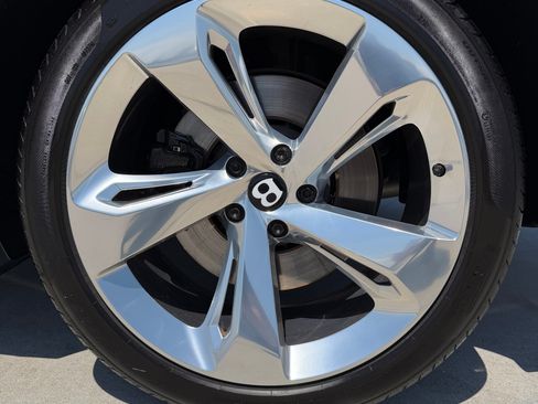 Used 2018 Bentley Bentayga Onyx Edition image 14