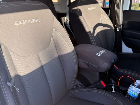 Used 2018 Jeep Wrangler Unlimited Sahara image 21