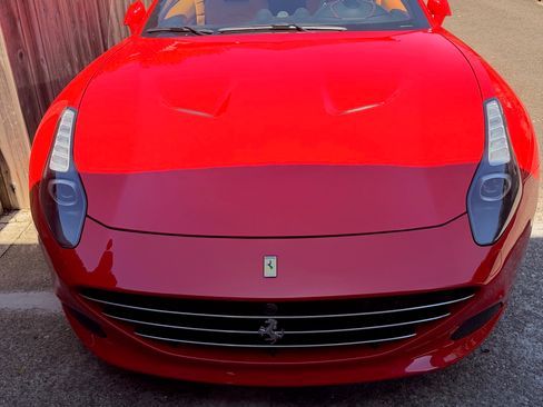 Used 2015 Ferrari California T image 1