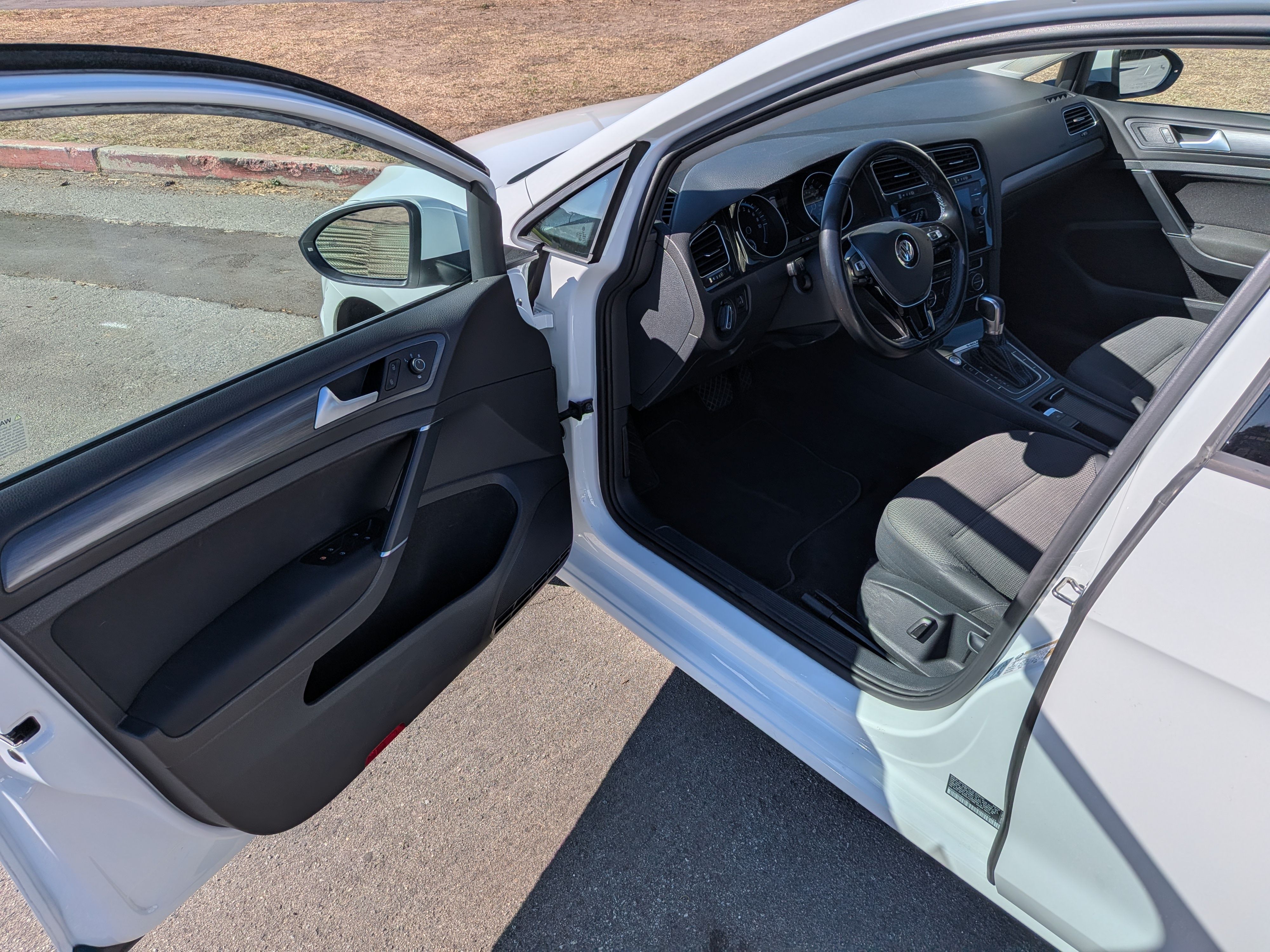Used 2019 Volkswagen e-Golf SE w/ Driver Assistance Package FWD image 12