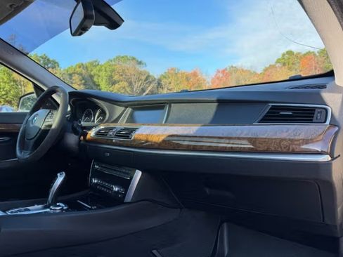 Used 2011 BMW 550i Gran Turismo xDrive image 9