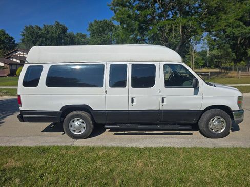 Used 2010 Ford E-250 and Econoline 250 Extended Van 3D image 1