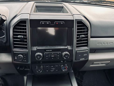 Used 2022 Ford F250 XLT w/ Black Appearance Package image 6