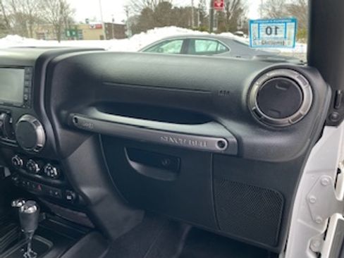 Used 2018 Jeep Wrangler Unlimited Sahara image 22