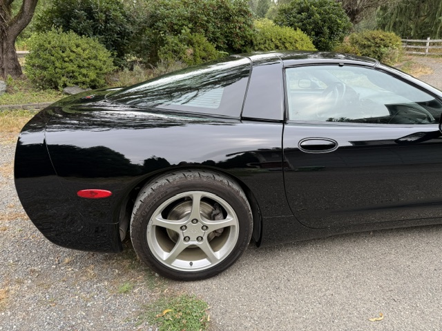 Used 2004 Chevrolet Corvette Coupe w/ Preferred Equipment Group RWD image 8