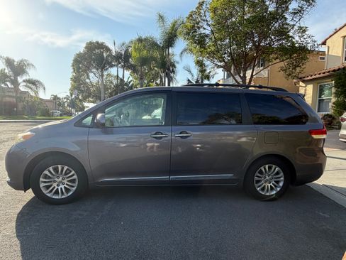 Used 2012 Toyota Sienna XLE FWD image 2