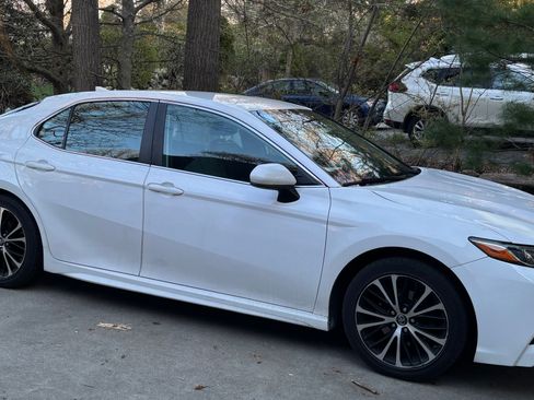 Used 2019 Toyota Camry SE FWD image 8