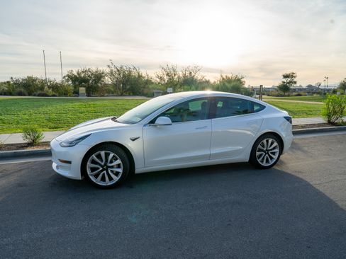 Used 2018 Tesla Model 3 Long Range image 1
