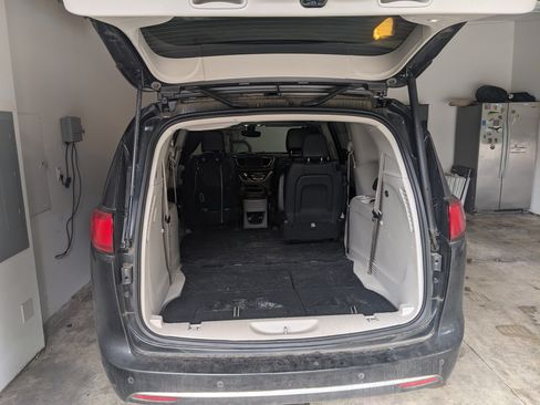 Used 2020 Chrysler Pacifica Touring-L image 8