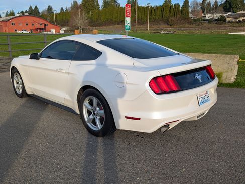 Used 2017 Ford Mustang Coupe image 8