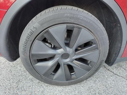 Used 2024 Tesla Model Y Long Range image 9