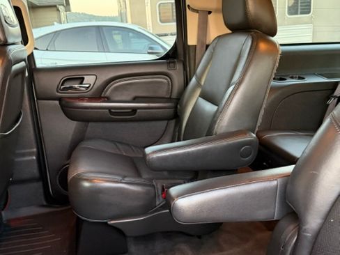 Used 2014 Cadillac Escalade ESV Luxury AWD/4WD image 16