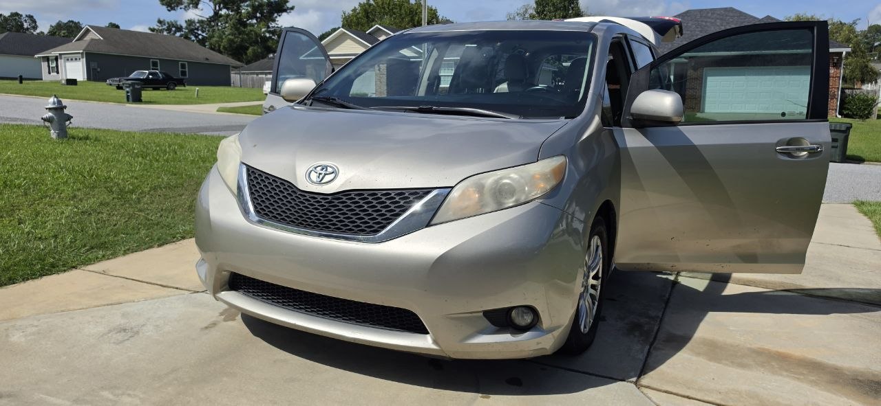Used 2015 Toyota Sienna XLE FWD image 4