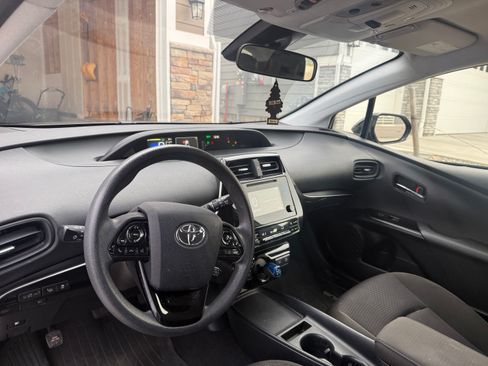 Used 2019 Toyota Prius LE image 11