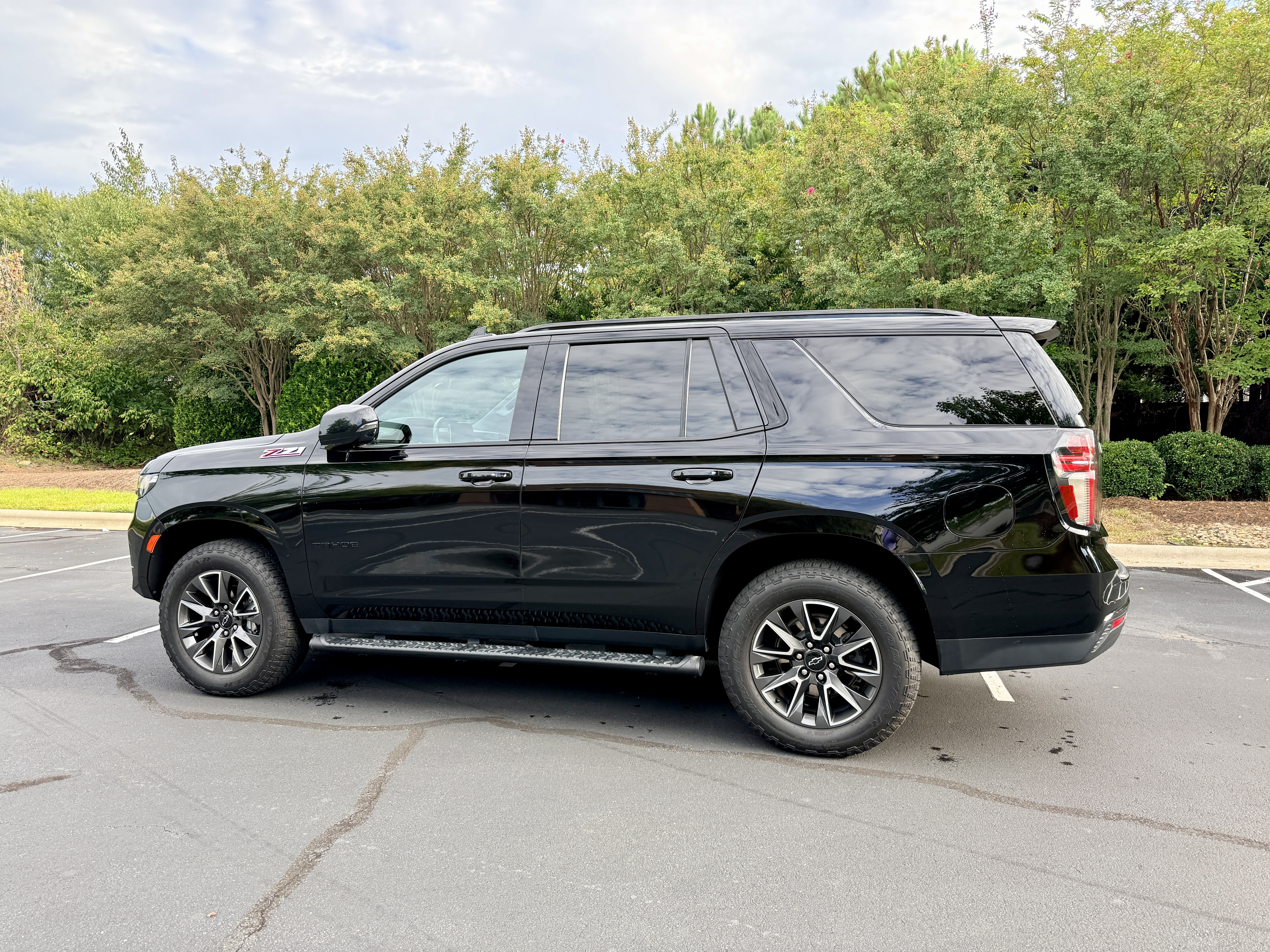 Used 2022 Chevrolet Tahoe Z71 w/ Luxury Package AWD/4WD image 2