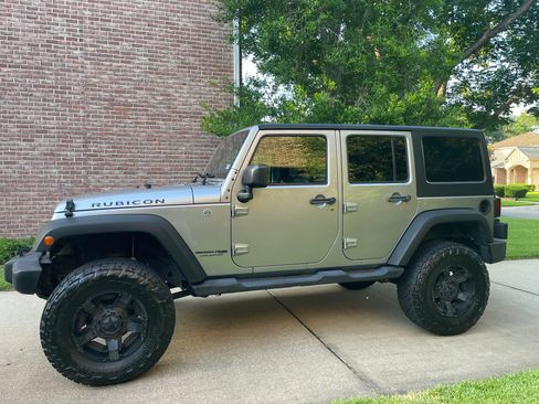 Used 2018 Jeep Wrangler Unlimited Rubicon w/ Connectivity Group AWD/4WD image 1