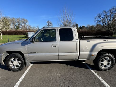 Used 2004 GMC Sierra 1500 Denali image 2