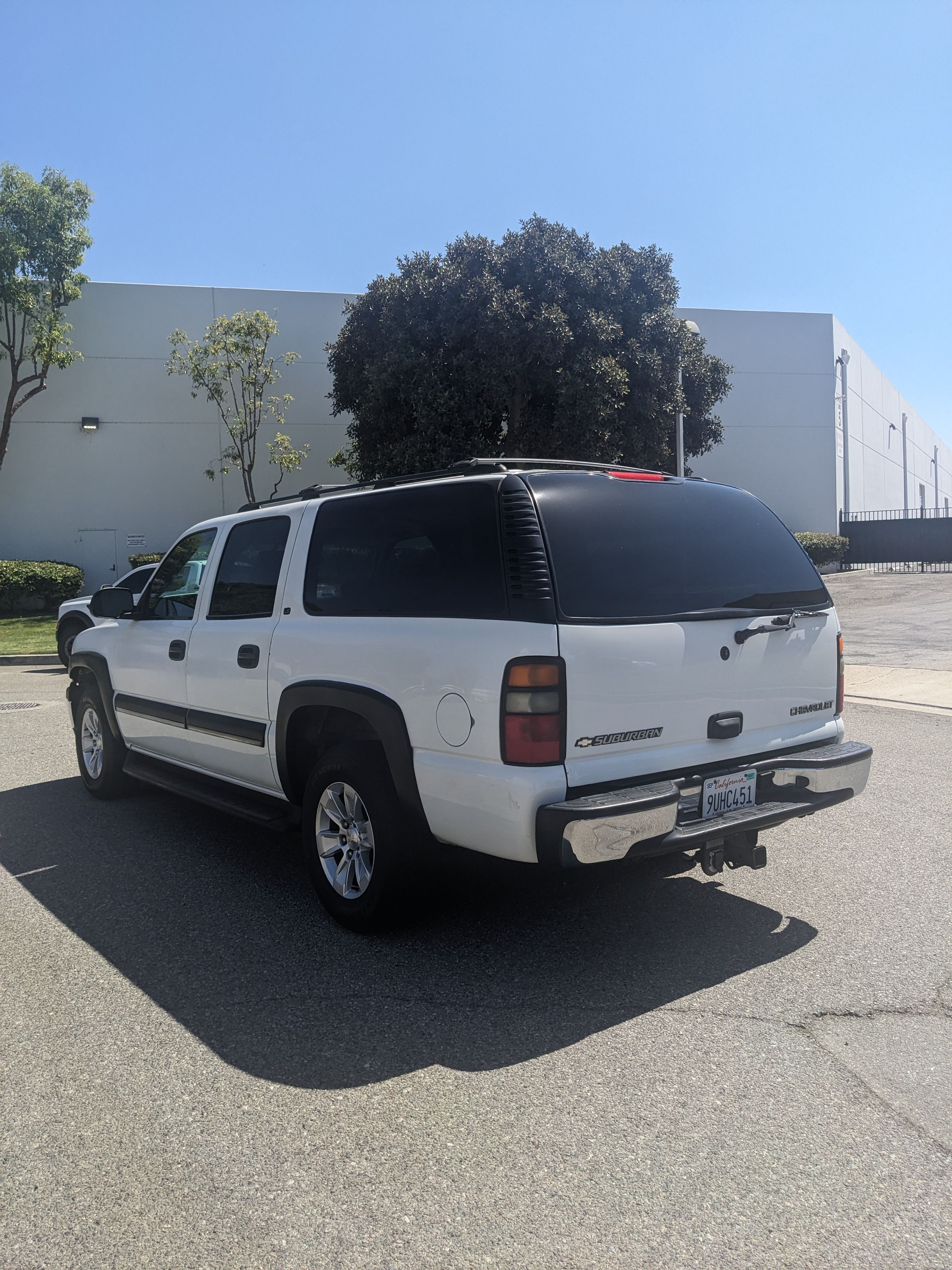 Used 2002 Chevrolet Suburban LS w/ Traction Pkg RWD image 2