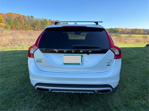 Used 2017 Volvo V60 T5 Cross Country Platinum w/ Climate Package image 5