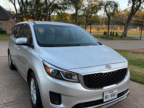 Used 2016 Kia Sedona L image 2