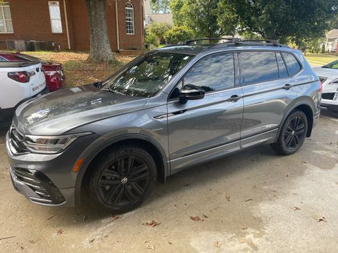 Used 2022 Volkswagen Tiguan SE R-Line image 1