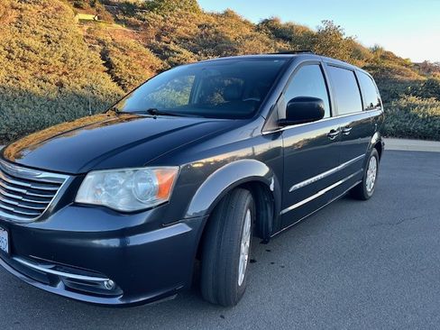 Used 2013 Chrysler Town & Country Touring image 1