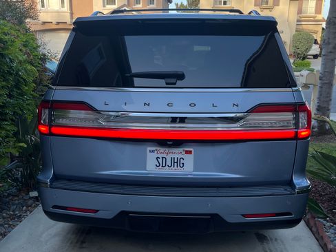 Used 2020 Lincoln Navigator L Black Label w/ Cargo Convenience Package image 2