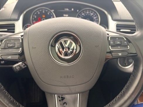 Used 2015 Volkswagen Touareg VR6 image 11
