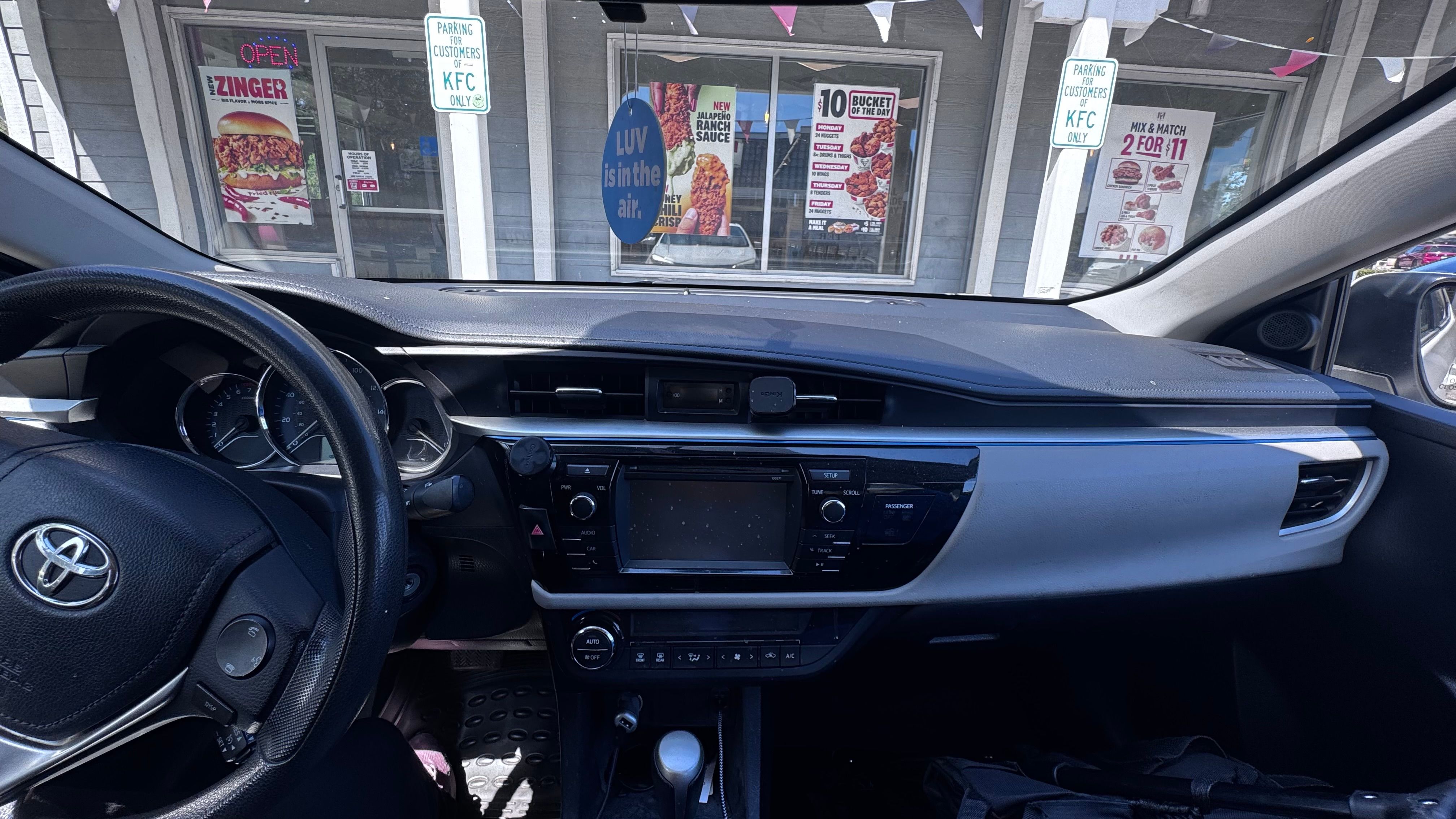 Used 2016 Toyota Corolla LE FWD image 6