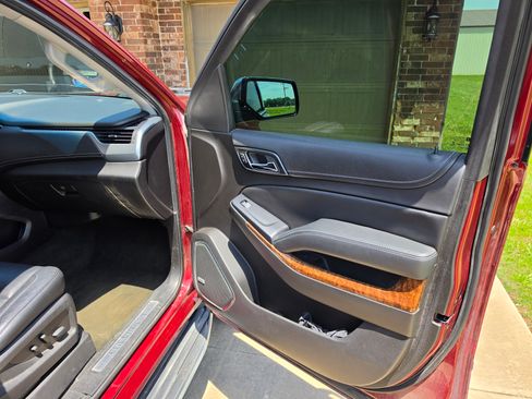 Used 2017 Chevrolet Suburban Premier AWD/4WD image 16