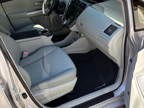 Used 2014 Toyota Prius V Five FWD image 1