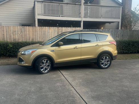Used 2015 Ford Escape SE w/ Equipment Group 201A image 1