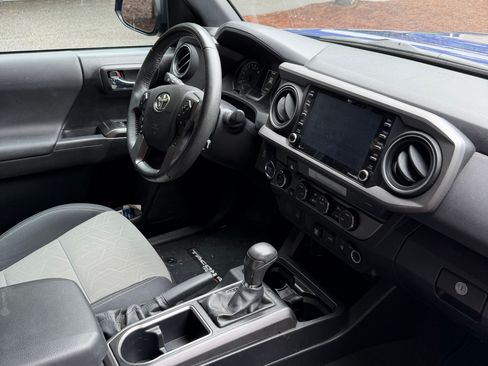 Used 2022 Toyota Tacoma TRD Off-Road AWD/4WD image 13