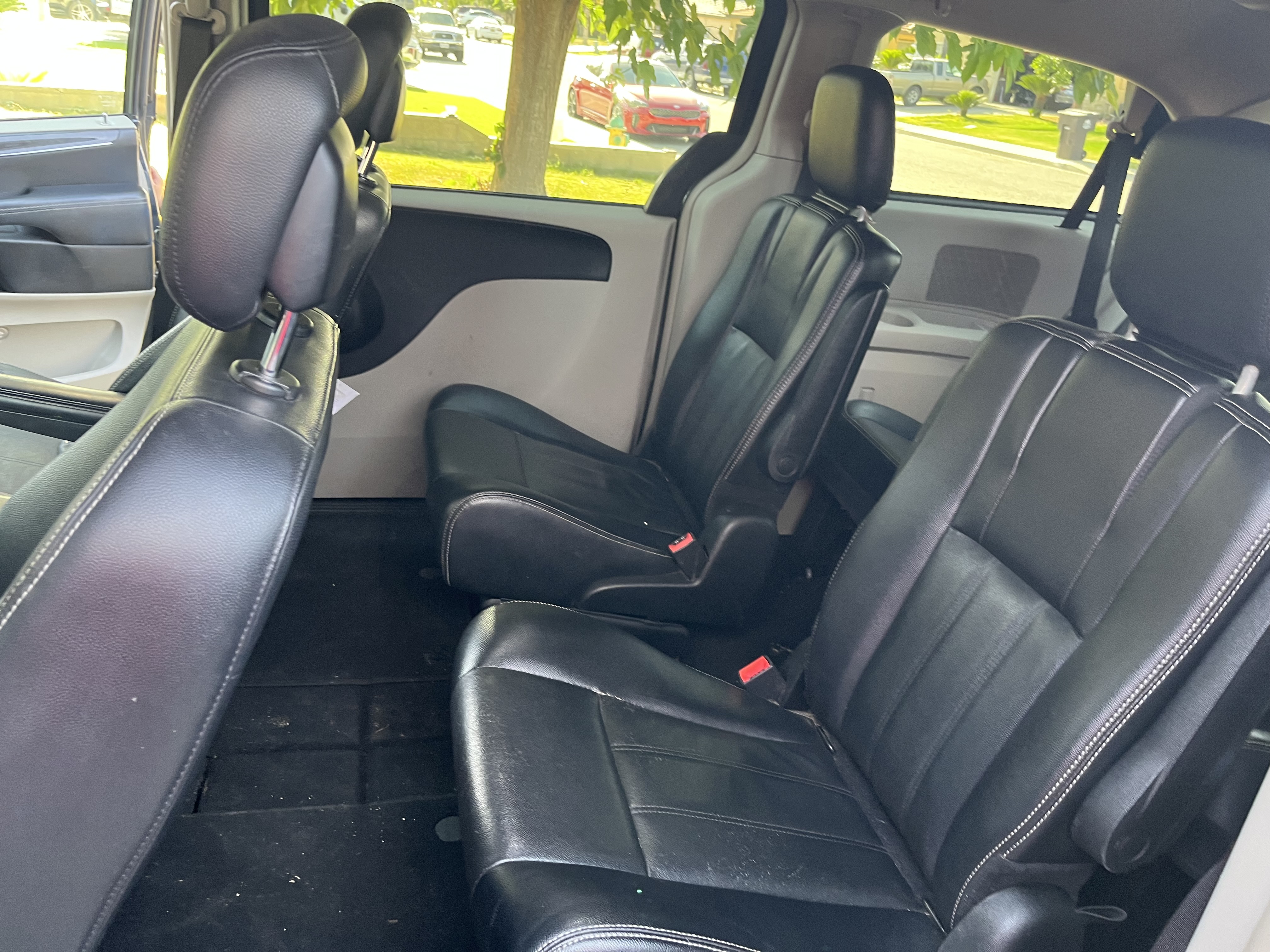 Used 2014 Chrysler Town & Country Touring FWD image 9