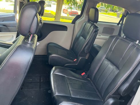 Used 2014 Chrysler Town & Country Touring FWD image 9